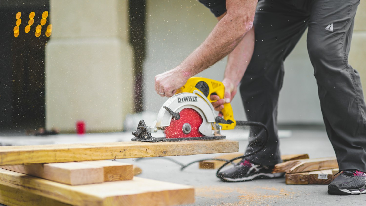 Découpe précise de bois avec un outil professionnel