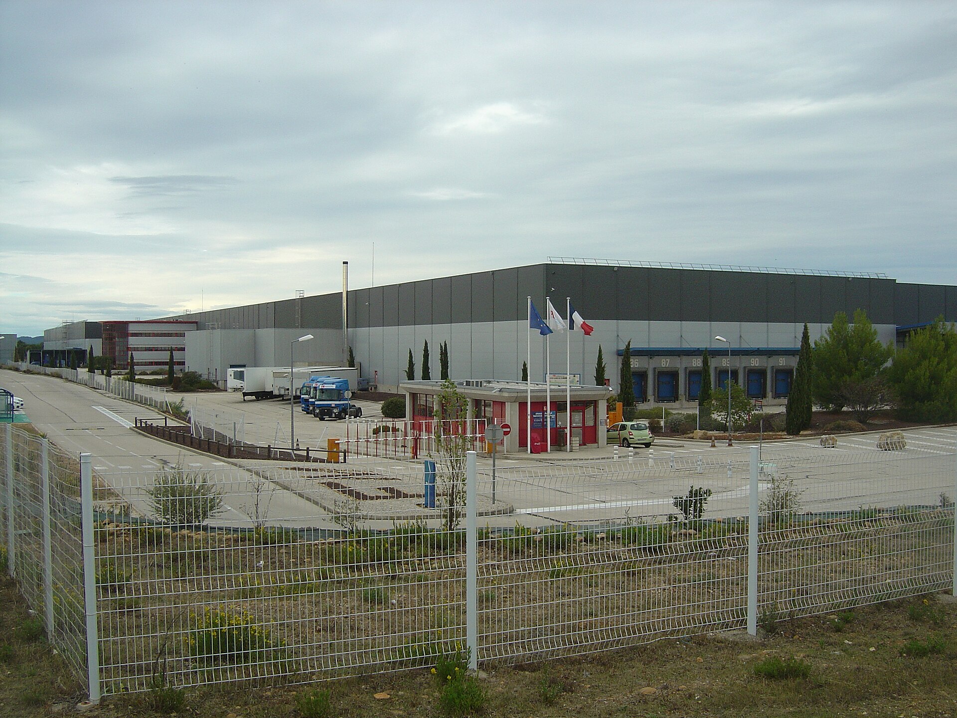 Entrepôt logistique en France, quais de chargement et camions