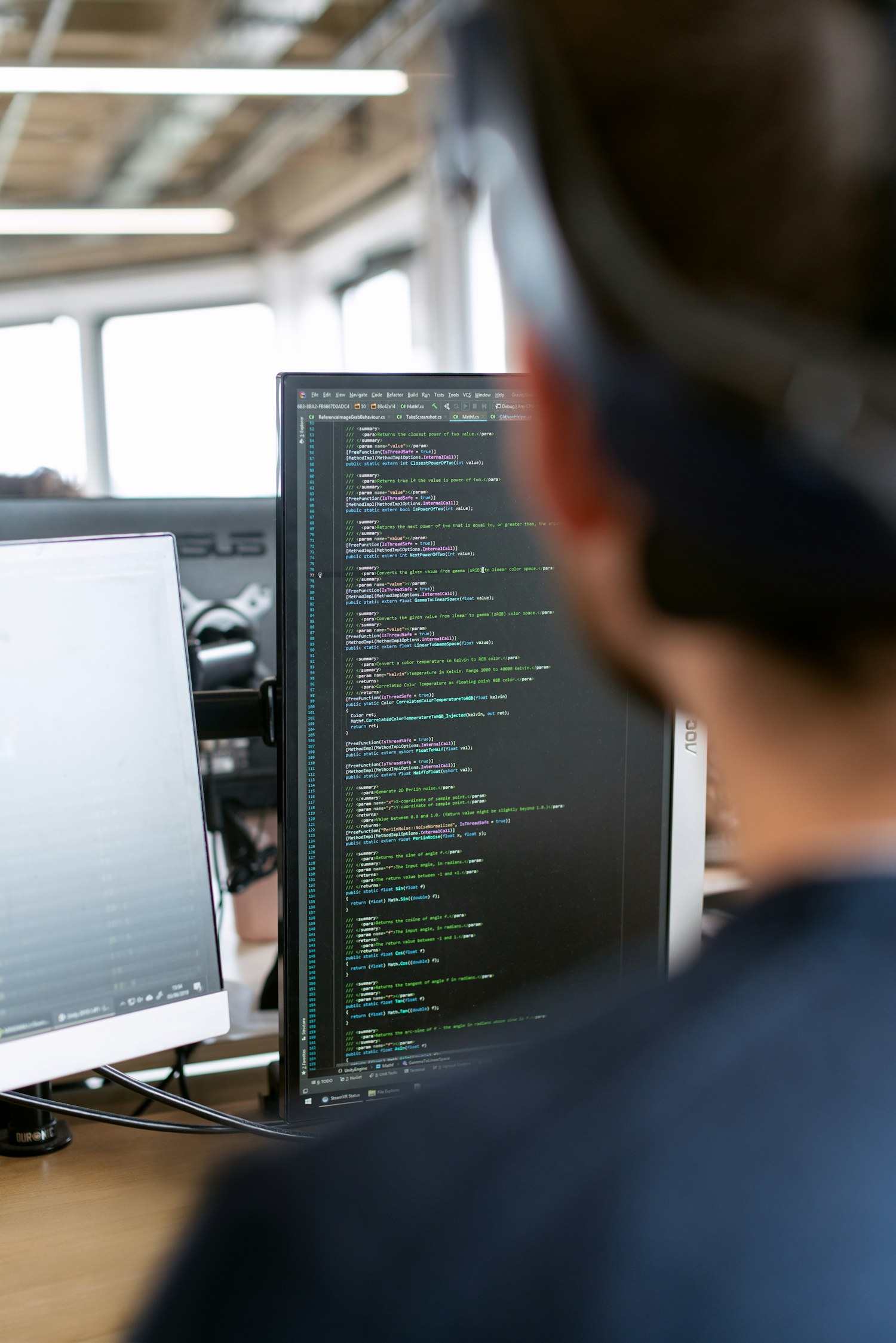 Responsable préparant les informations nécessaires à une commande