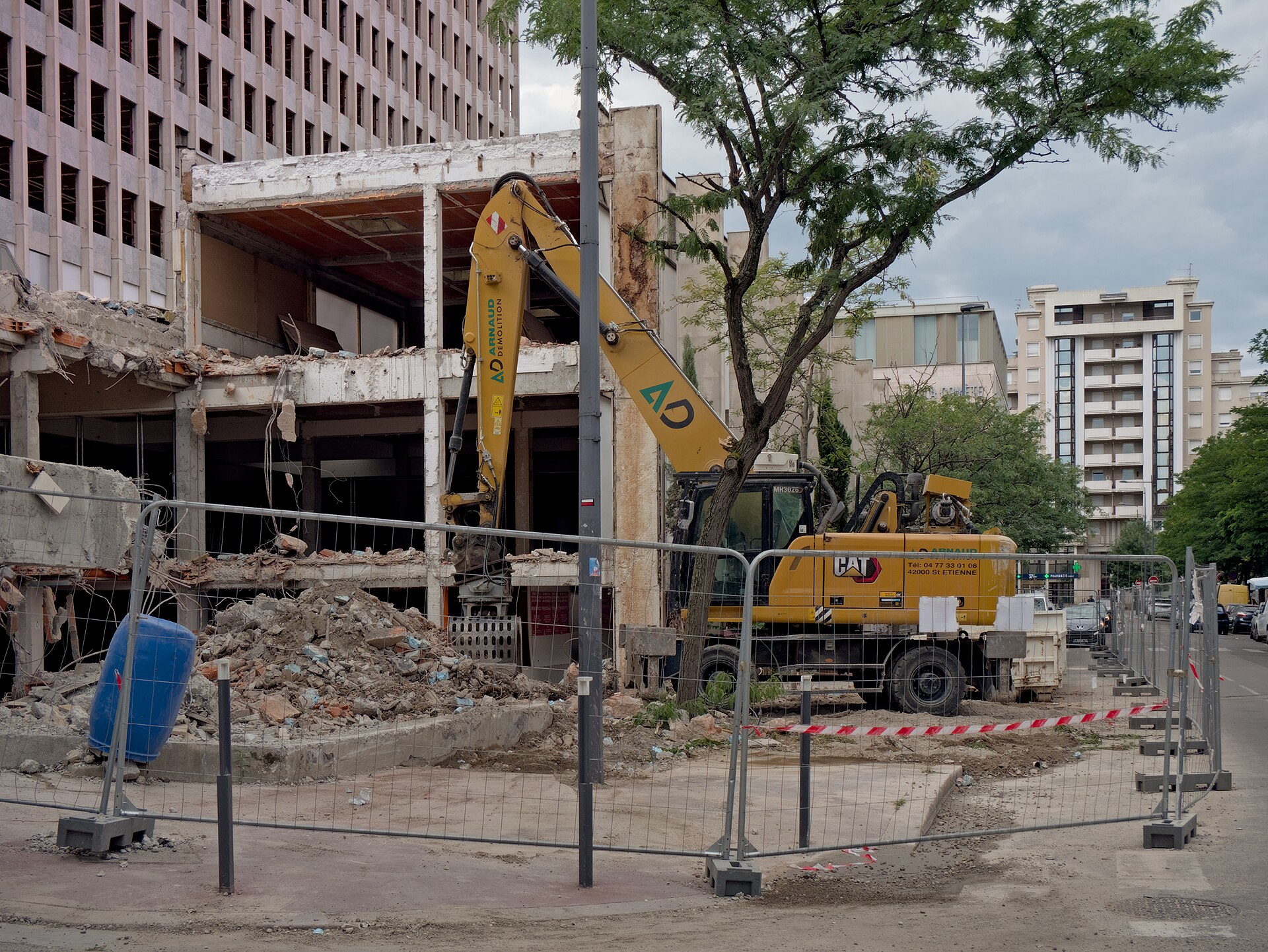 Pelle mécanique sur un chantier urbain en France