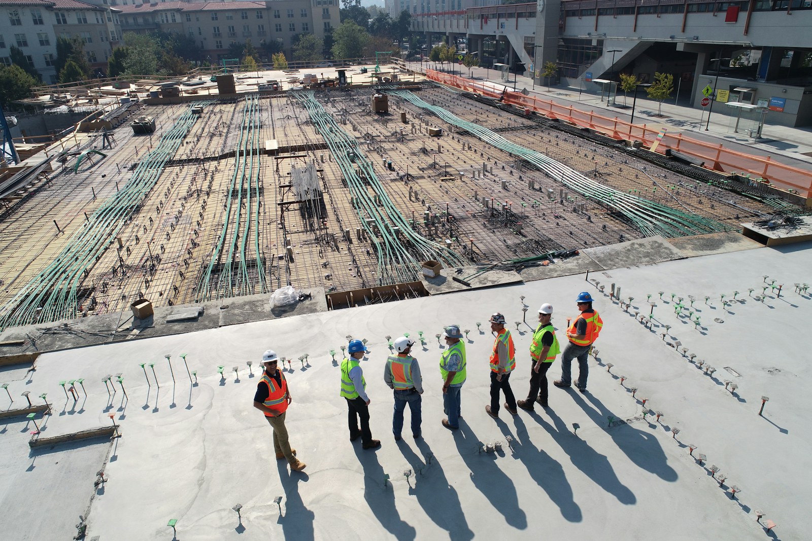Équipe réunie sur un chantier de grande structure