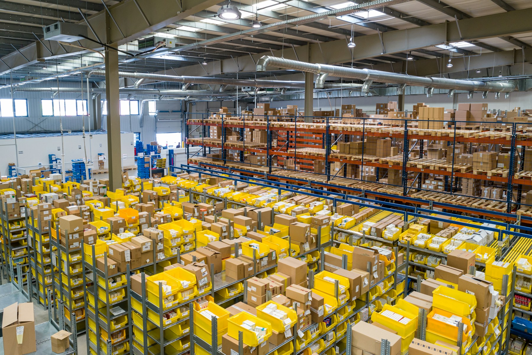 Plateforme logistique organisée avec rayonnages et colis