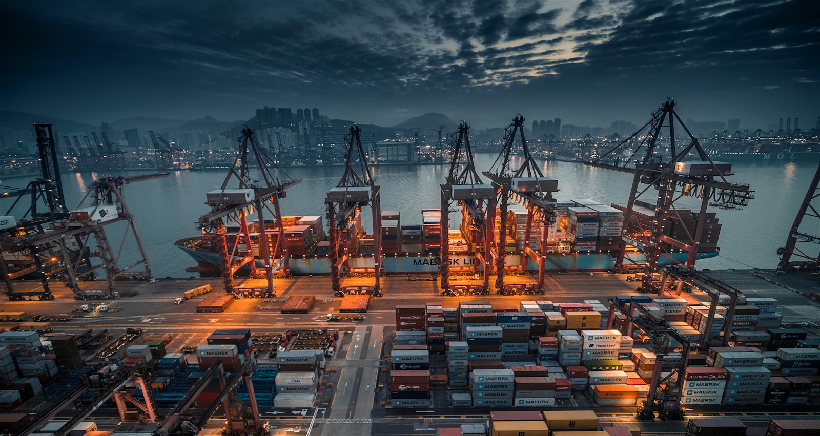 Terminal logistique éclairé au début des opérations